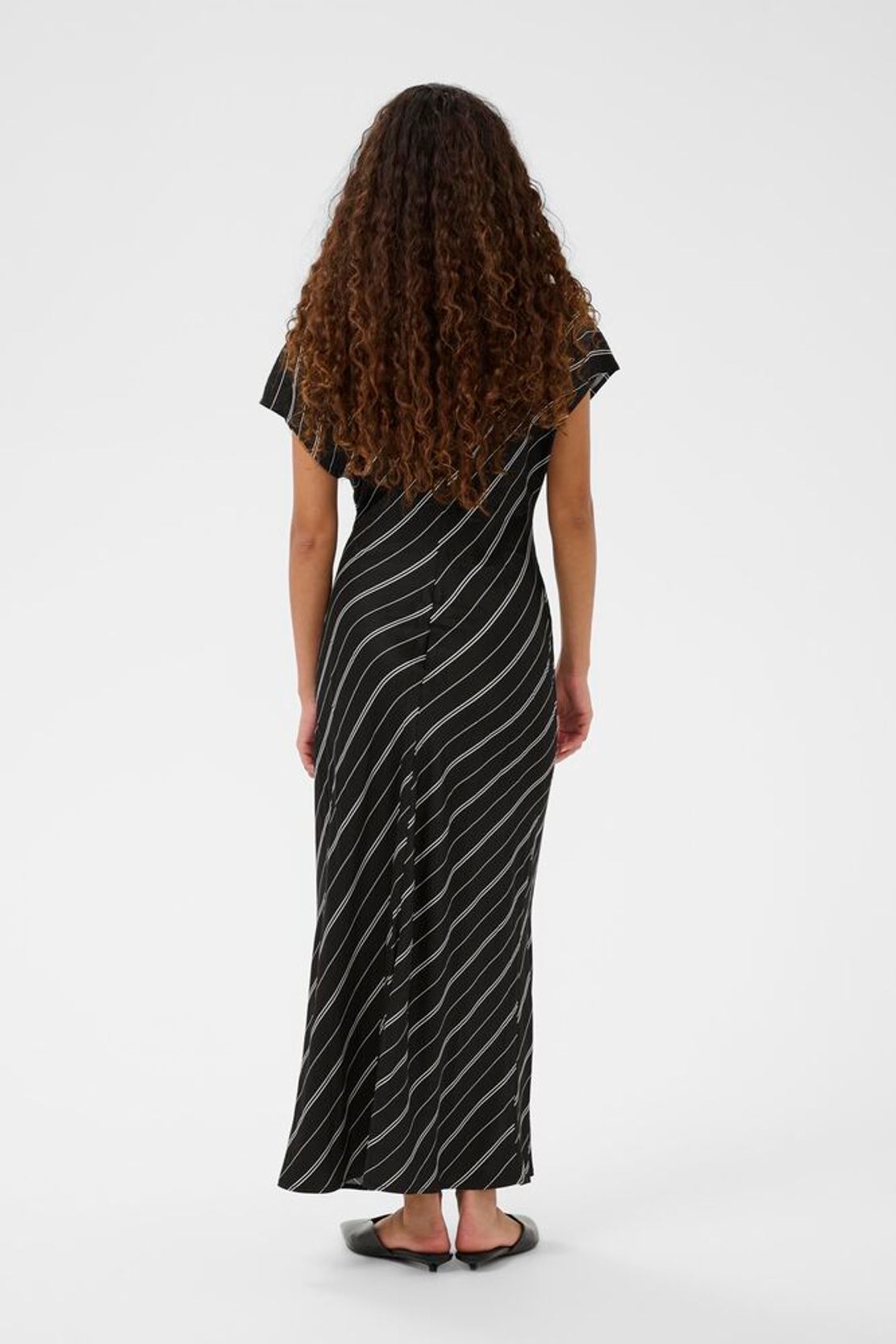 Rückansicht des Soaked Marcela Mimir Printed Dress - Vlack White Stripes mit fließendem Schnitt und kurzem Ärmel