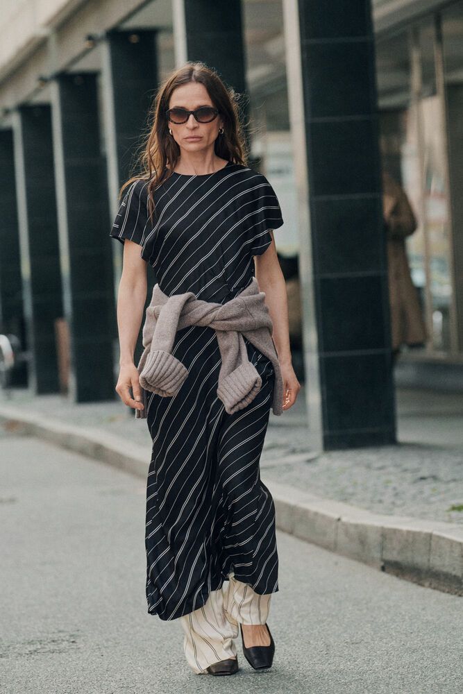 Soaked Marcela Mimir Printed Dress - Vlack White Stripes im Streetstyle-Look kombiniert mit Strickpullover und Loafern