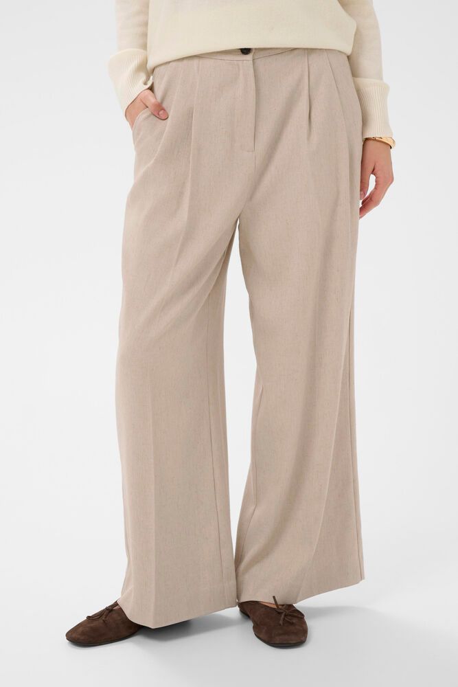 Frontansicht der Soaked Sofia Pants - White Pepper mit weitem Bein, Bügelfalten und elegantem Fall