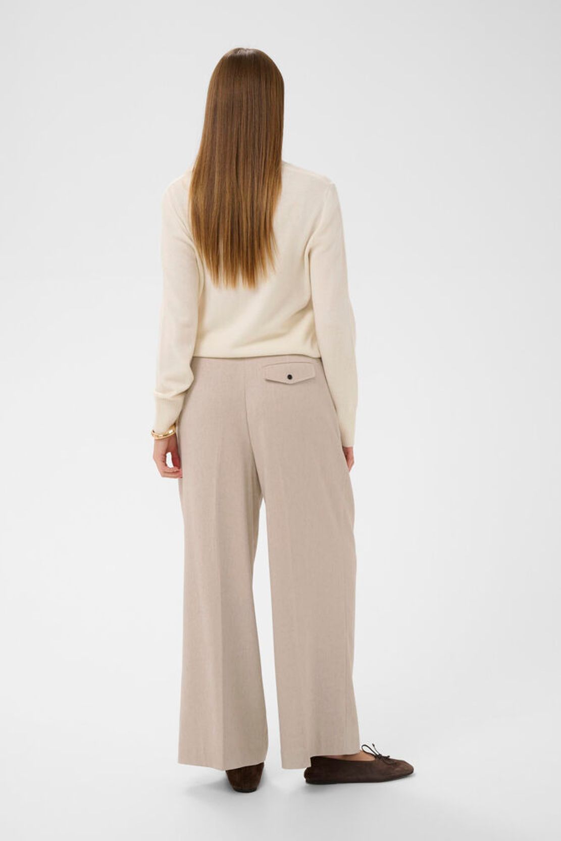Rückansicht der Soaked Sofia Pants - White Pepper mit lockerer Passform und moderner Silhouette