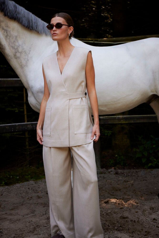 Gestylter Look der Soaked Sofia Pants - White Pepper kombiniert mit ärmelloser Weste für einen modernen, eleganten Stil