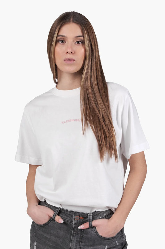  Model trägt das weiße Kleinigkeit All a Dream Shört mit dezentem Frontprint in Rosa