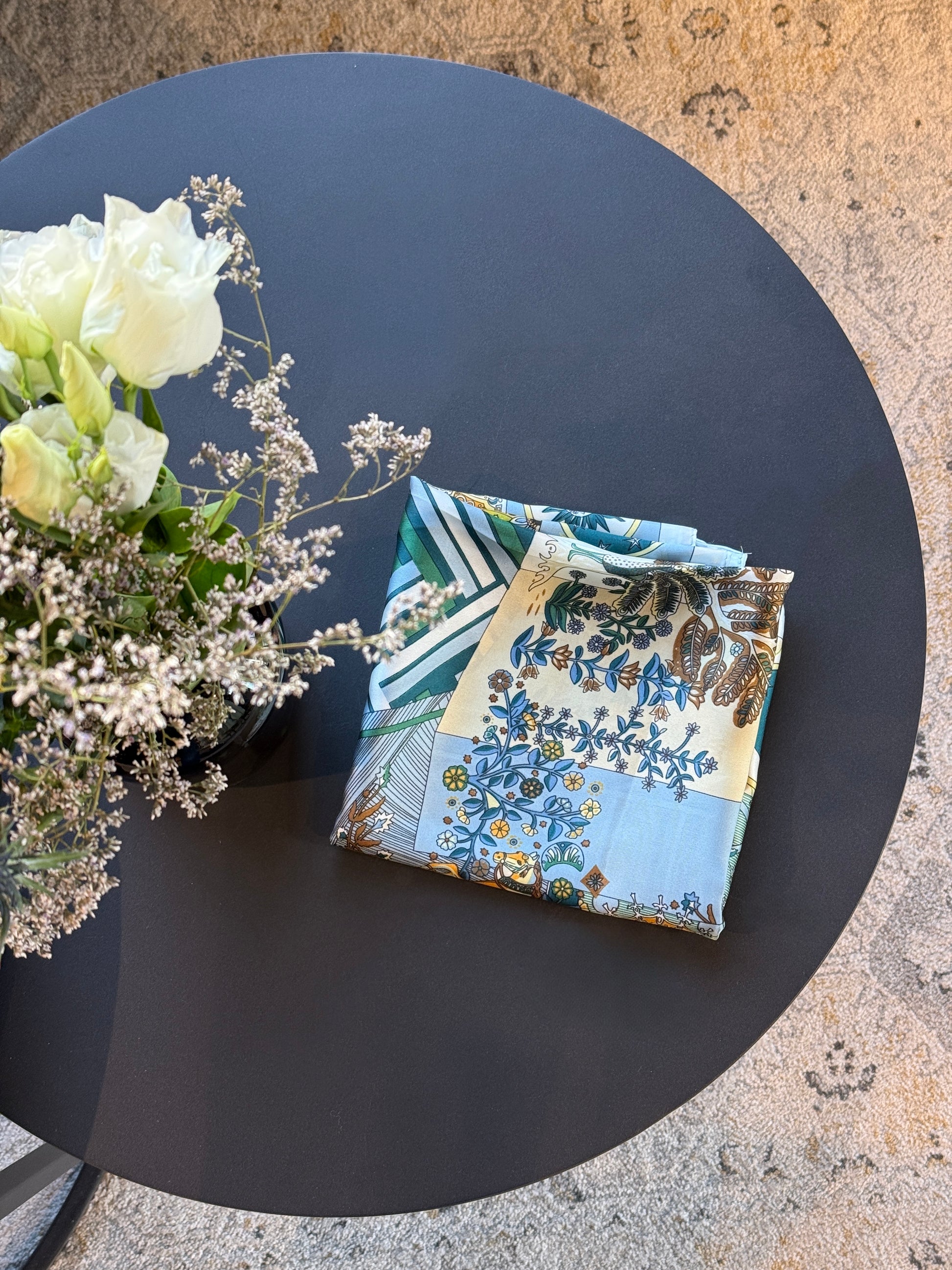 Luxuriöses Twilly Grande Azure Bloom – Blaues Seidentuch mit filigranem Blumenmuster und eleganten Details, perfekt als vielseitiges Accessoire für stilvolle Looks.