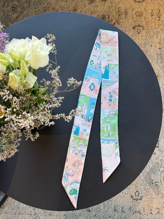 Hochwertiges Twilly Urban Pastell aus Seide mit detailreichem Stadtmotiv in zarten Pastelltönen, perfekt als Accessoire für Taschen oder Haare.