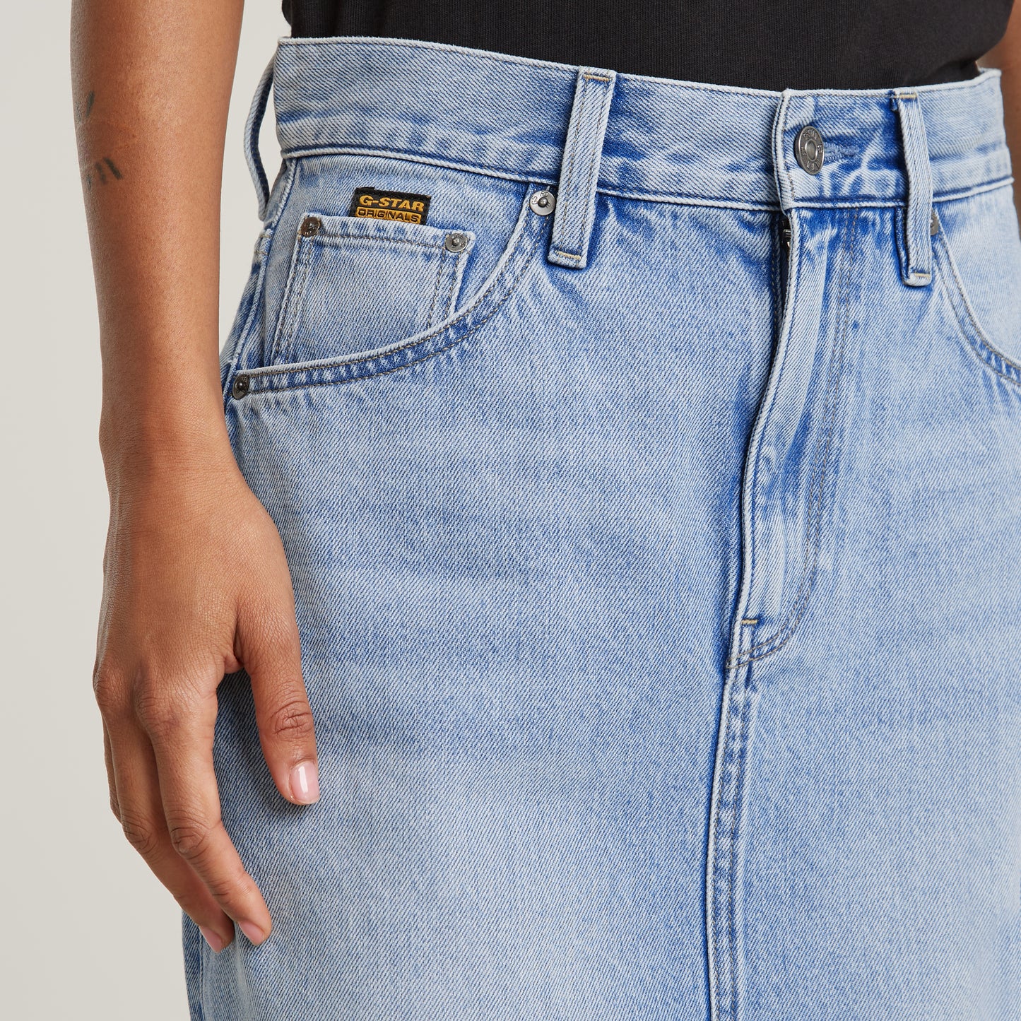 Nahaufnahme der Fronttaschen und des Reißverschlusses des G-Star Viktoria Short Skirt Sun Faded Blue Cape