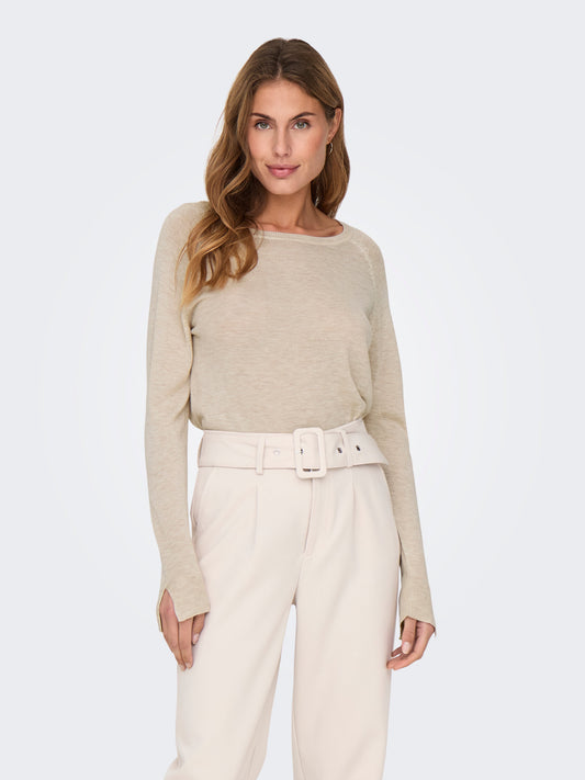 Model trägt ein Strickoberteil in der Farbe Whitecap Gray Melange von Only mit Rundhalsausschnitt, kombiniert mit einer Hose in Beige.