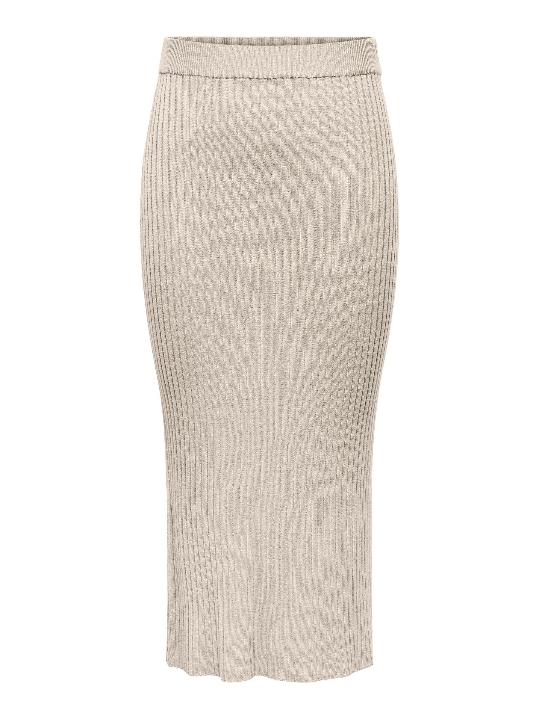 Beiger Rippstrickrock von Only in der Farbe Birch, kombiniert mit passendem Oberteil, seitlicher Schlitz und Sneakers.