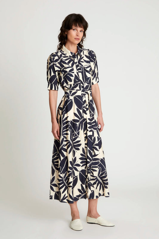 Elegantes Wild Pony Floral Shirt Midi Dress in Midilänge mit Philodendron-Print, Hemdkragen und kurzen Ärmeln. Perfekt für einen stilvollen Sommerlook.