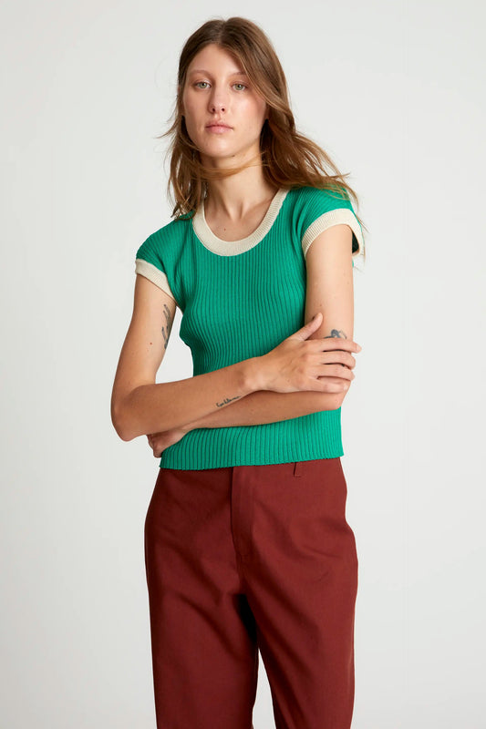Elegantes grünes Stricktop von Wild Pony mit geripptem Muster, kurzen Ärmeln und kontrastierendem Rundhalsausschnitt in Beige. Perfekt für einen modernen Look.