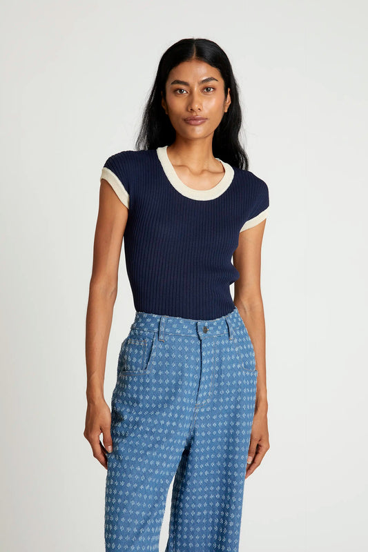 Elegantes Wild Pony Two Tone Knit Top in Navy Blue mit kontrastierendem Rundhalsausschnitt und Ärmelsaum in Weiß, figurbetont geschnitten.