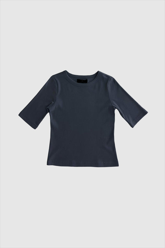 WithBlack Lulu SS Tee Mid Day Blue – Kurzarm-T-Shirt aus weichem Rippstrick mit O-Ausschnitt in der Farbe Mid Day Blue, perfekt für einen zeitlosen Look.