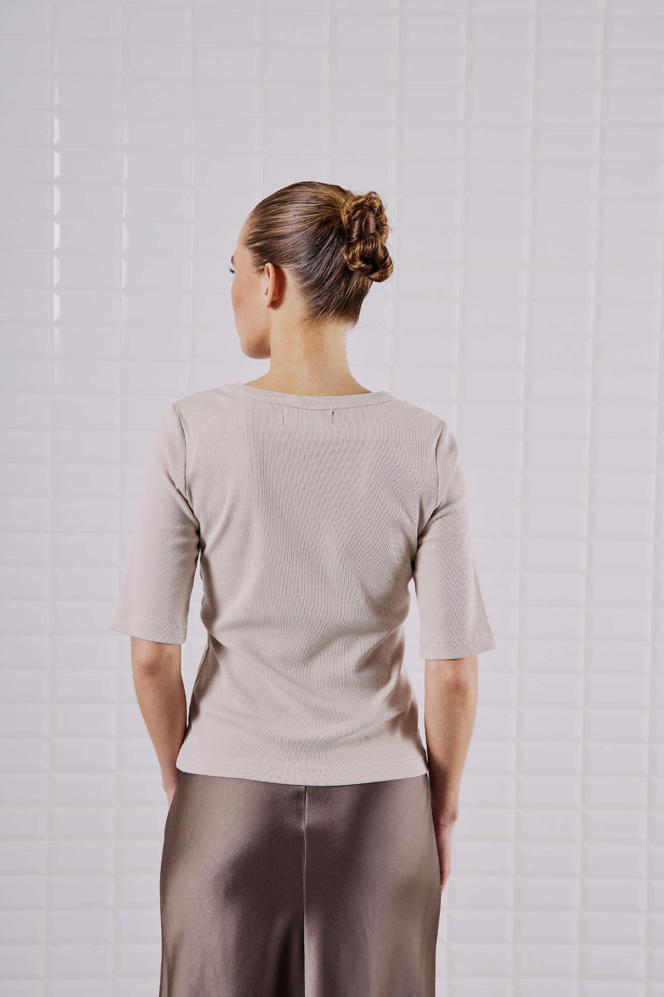 Rückansicht des kurzärmeligen WithBlack Lulu SS Tee Silver Lining mit normaler Passform in sanftem Silbergrau.