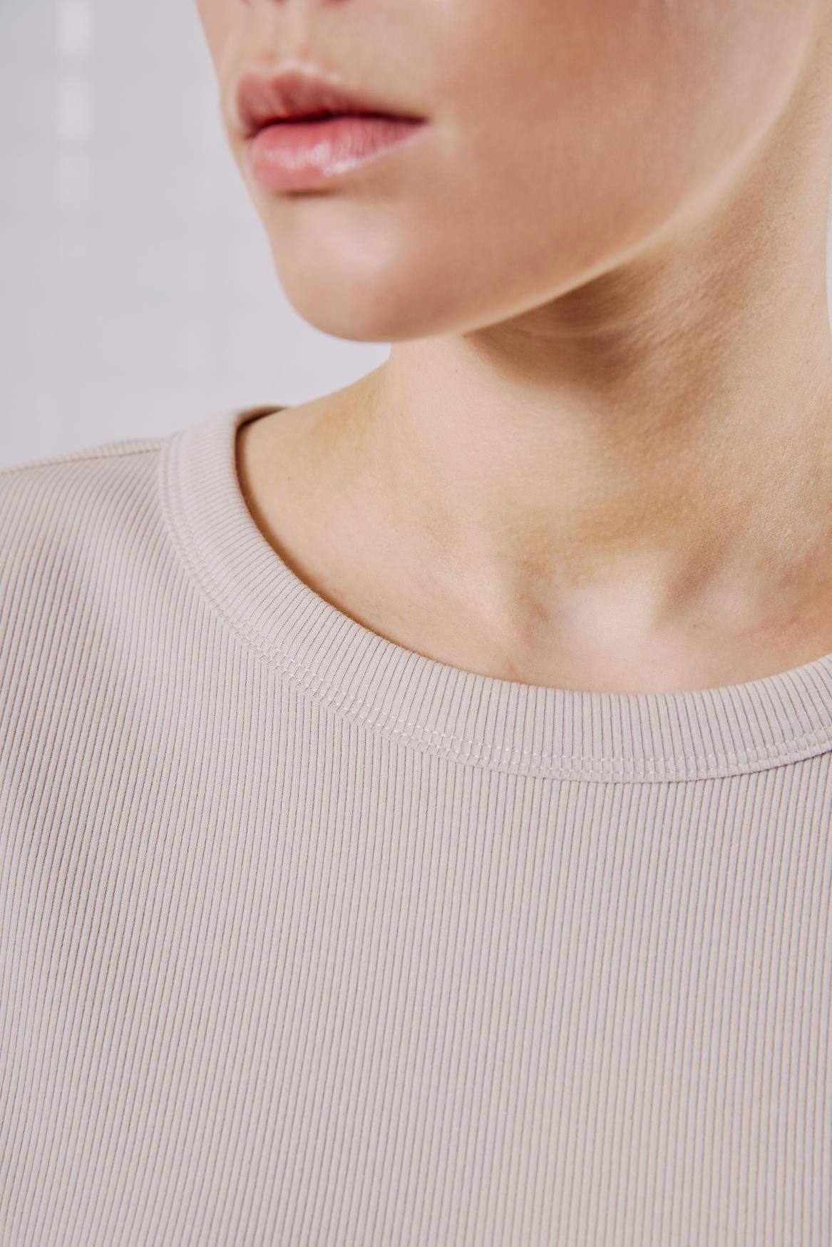 Detailaufnahme des weichen Rippstrick-T-Shirts WithBlack Lulu SS Tee Silver Lining mit O-Ausschnitt in der Farbe Silver Lining.
