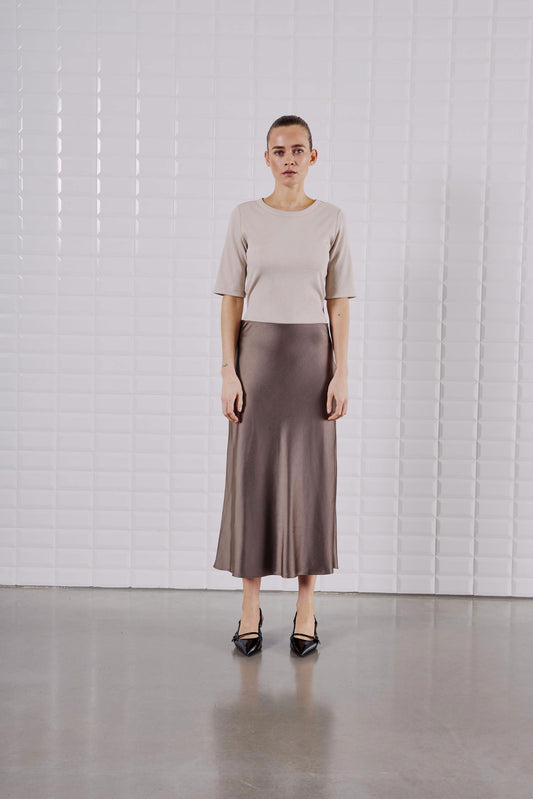 Komplettansicht des WithBlack Lulu SS Tee Silver Lining, kombiniert mit einem fließenden Rock – elegantes und schlichtes Design.