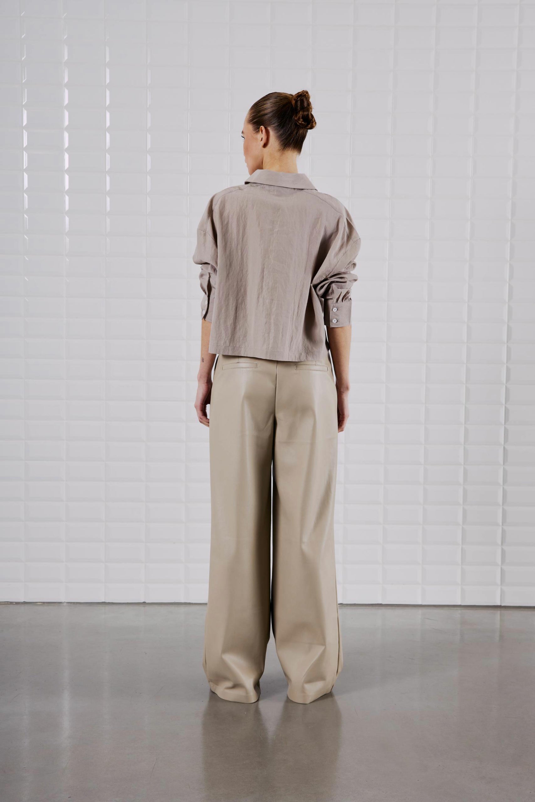 Rückansicht des WithBlack Quinie Cropped Shirt Mineral Gray, taillenlang und aus weicher Lyocell-Qualität.