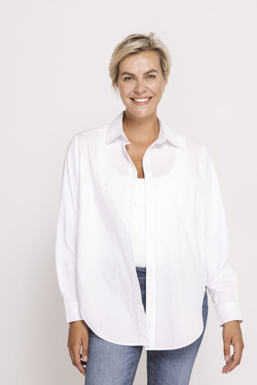Zhrill Alissa Blouse - Off White in Frontansicht, zeitlose Hemdbluse mit durchgehender Knopfleiste und lässiger Passform.