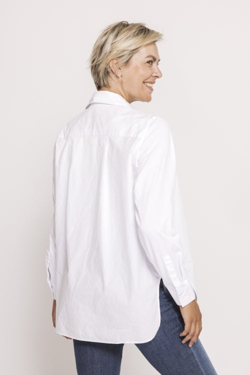 Zhrill Alissa Blouse - Off White in Rückansicht, elegante Damenbluse mit Rückenpasse und lockerem Schnitt für einen modernen Look.