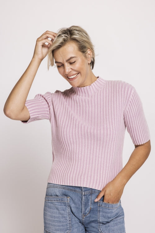 Zhrill Arden - Red Rippstrick Oberteil mit Stehkragen und kurzen Ärmeln in Frontansicht, lässig kombiniert mit Denim Jeans
