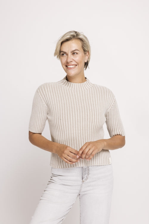 Zhrill Arden - Sand, kurzärmliges Rippstrick-Top mit Stehkragen in Beige/Sand, feminine Passform und weiche Strickqualität in Frontansicht.
