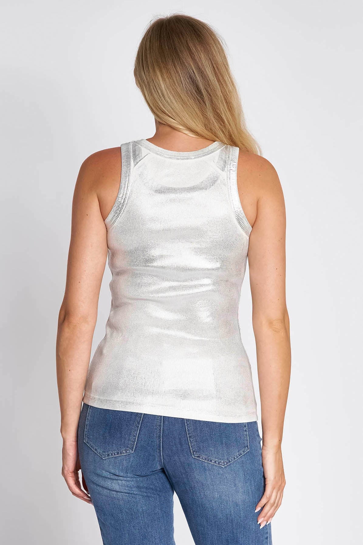 Rückansicht des Zhrill Aria Metallic Silver Tops – ärmelloses Slim Fit Top in Silber mit schimmerndem Metallic-Look.