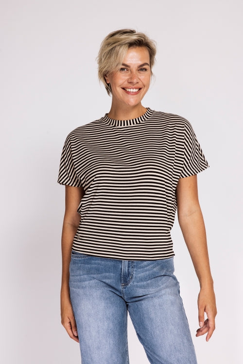 Zhrill Astra - Black gestreiftes Damen T-Shirt in Schwarz und Beige mit lockerer Passform und Frontansicht