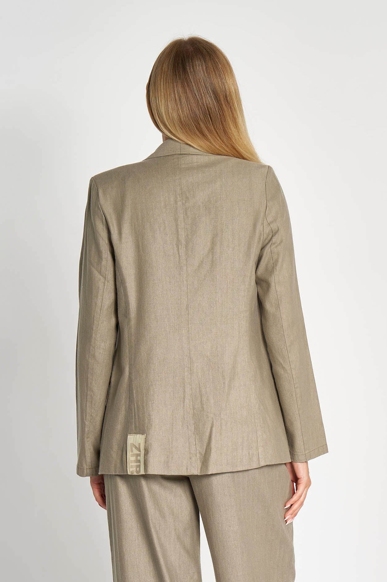 Rückansicht des Zhrill Blazer Helen Olive – oberschenkellanger Blazer mit geradem Schnitt, dezenter Logo-Applikation am Saum und weichem, strukturiertem Material.