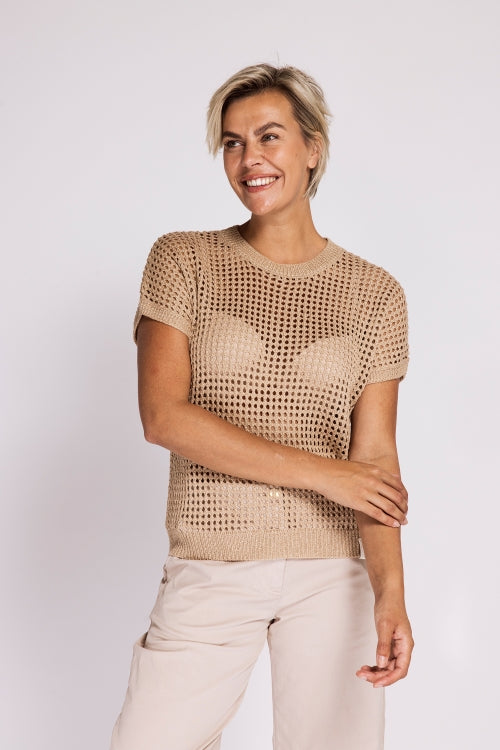 Zhrill Bonnie - Brown Damen Strickshirt in Braun mit Lochmuster und kurzen Ärmeln in Frontansicht