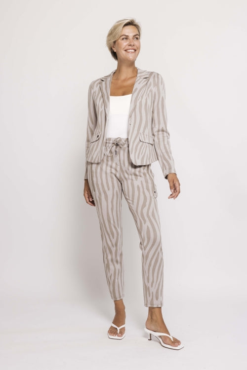 Zhrill Chiara Casual - Green als Komplettlook kombiniert mit passendem Blazer: elegantes Damen-Outfit mit Zebra-Print, elastischem Bund und modischer Silhouette.
