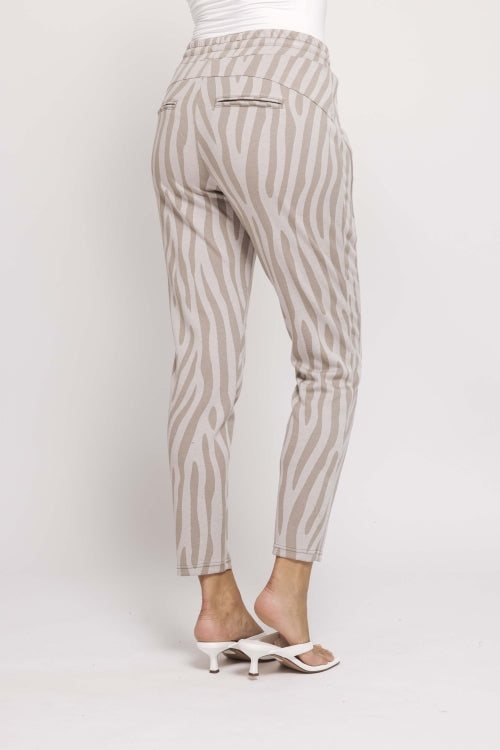 Zhrill Chiara Casual - Green in der Rückansicht: stylische Casual-Hose mit schmalem Beinverlauf, Gesäßtaschen und auffälligem Allover-Muster in Grün.