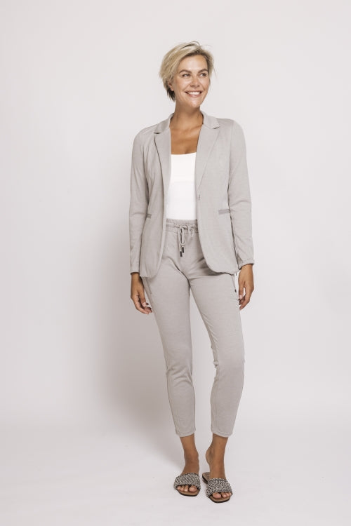 Zhrill Chiara Casual - Grey im Komplettlook: moderne Damenhose mit elastischem Bund und Bindeband, kombiniert mit passendem Blazer in Grau für einen sportlich-eleganten Look.