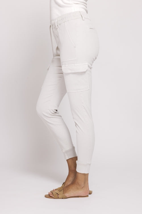 Zhrill Daisey Striped - Grey Damen-Cargohose mit elastischem Bund, seitlicher Ansicht, schmal geschnittene Passform