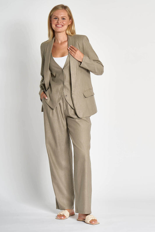 Komplettlook mit der Zhrill Lenya Hose Olive – kombiniert mit passendem Blazer und Weste für einen stilvollen Business- oder Casual-Look.