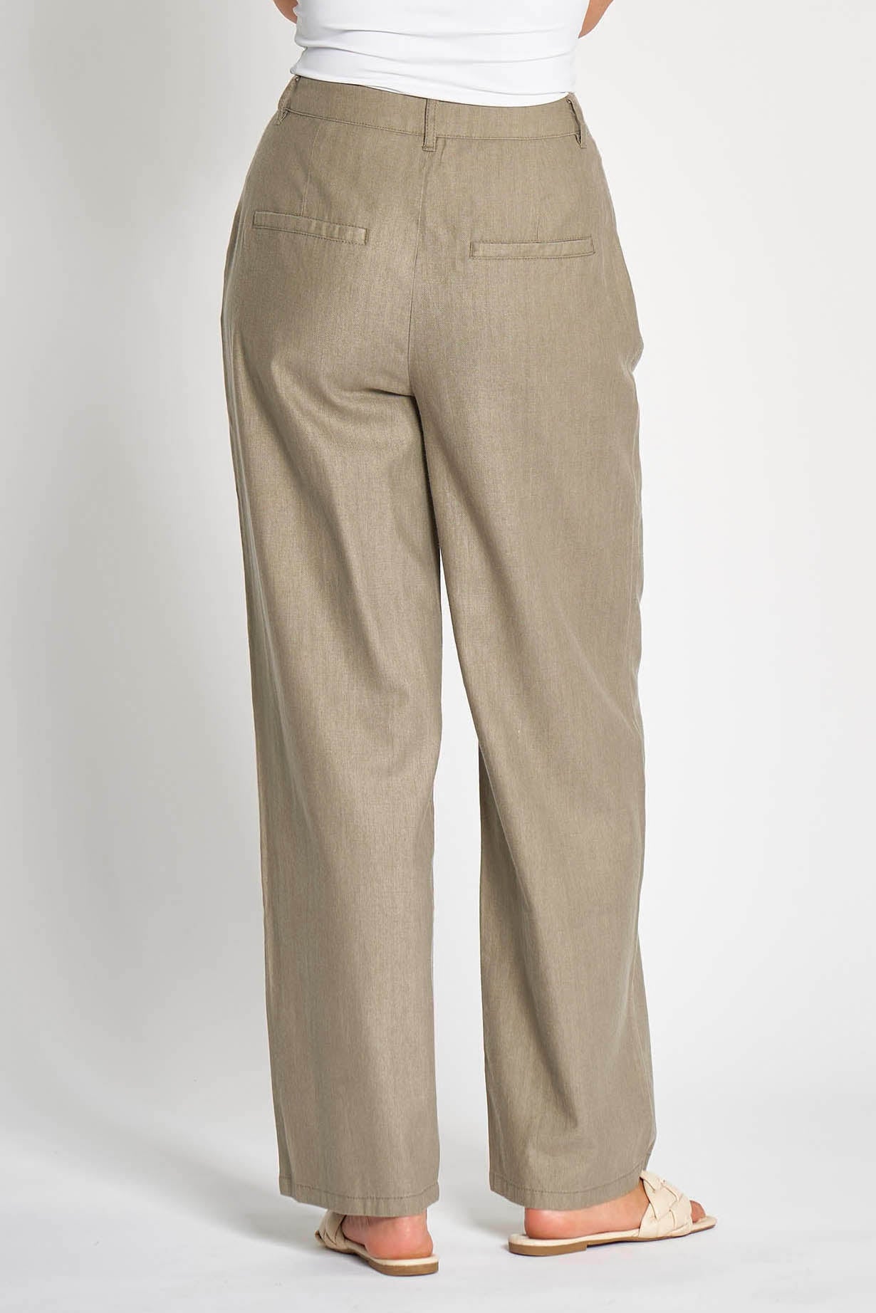 Rückansicht der Zhrill Lenya Hose Olive – stilvolle Straight-Leg Hose mit Leistentaschen und hohem Bund für eine schmeichelhafte Silhouette.