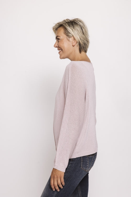 Zhrill Luni - Pink Damenpullover in zartem Rosa in der Seitenansicht, locker geschnitten mit langen Ärmeln und weicher Strickstruktur
