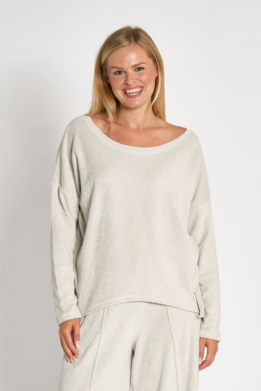 Vorderansicht des Zhrill Nina Knit Grey – weicher Strickpullover mit klassischem Rundhalsausschnitt, hüftlanger Passform und lässig überschnittenen Schultern für einen entspannten Style.