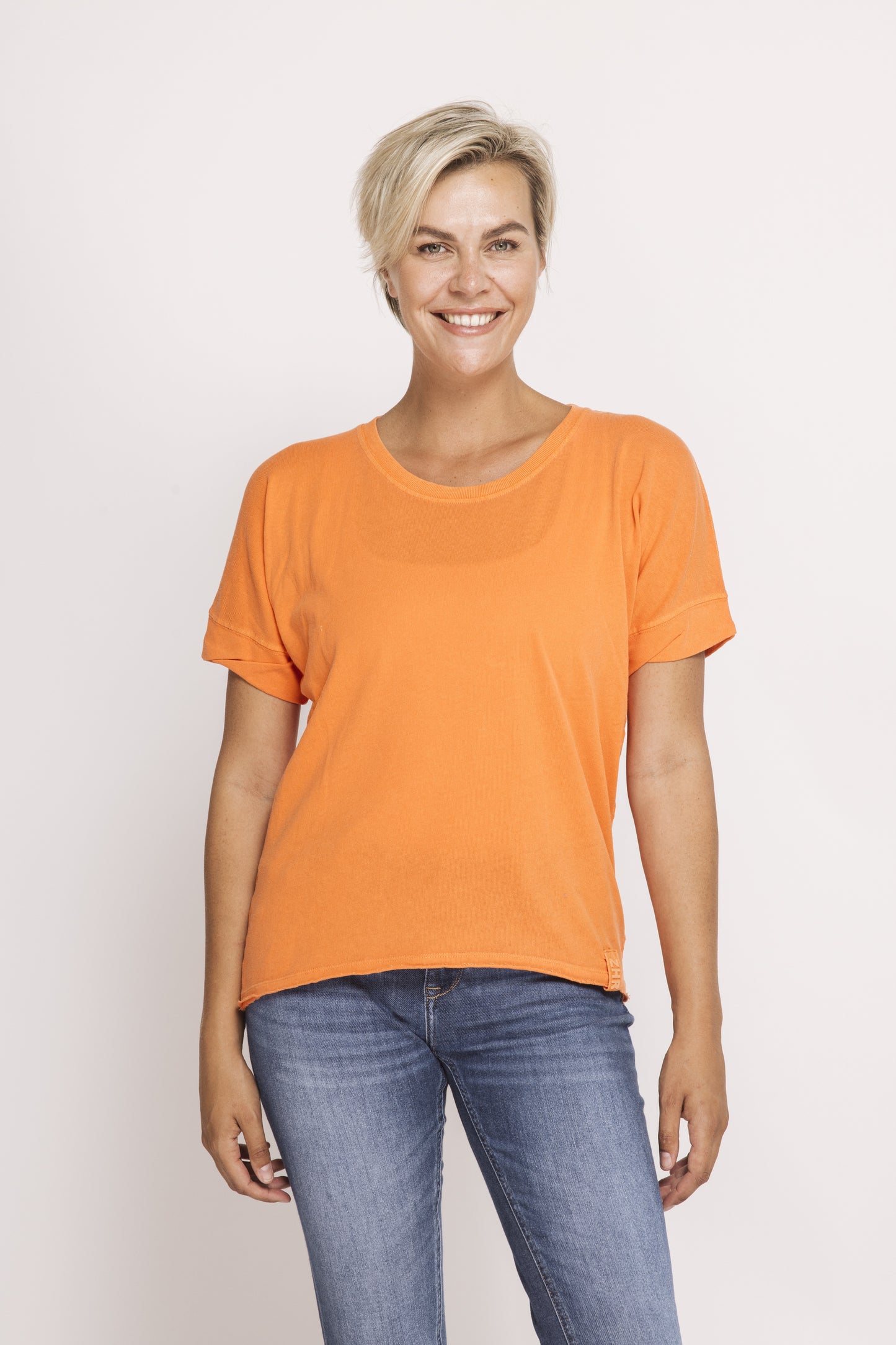 Zhrill Rahel - Orange Damen T-Shirt in leuchtendem Orange mit Rundhalsausschnitt und lässiger Passform in der Frontansicht