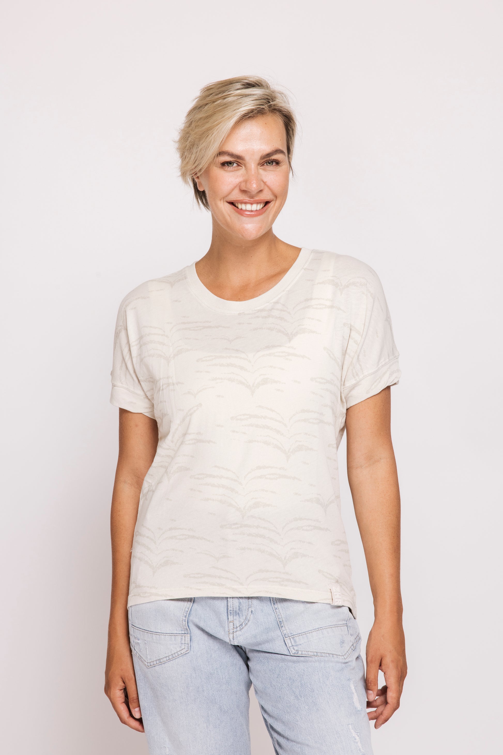 Zhrill Rahel AOP - Sand Damen T-Shirt Frontansicht mit dezentem Allover-Print und lässiger Passform
