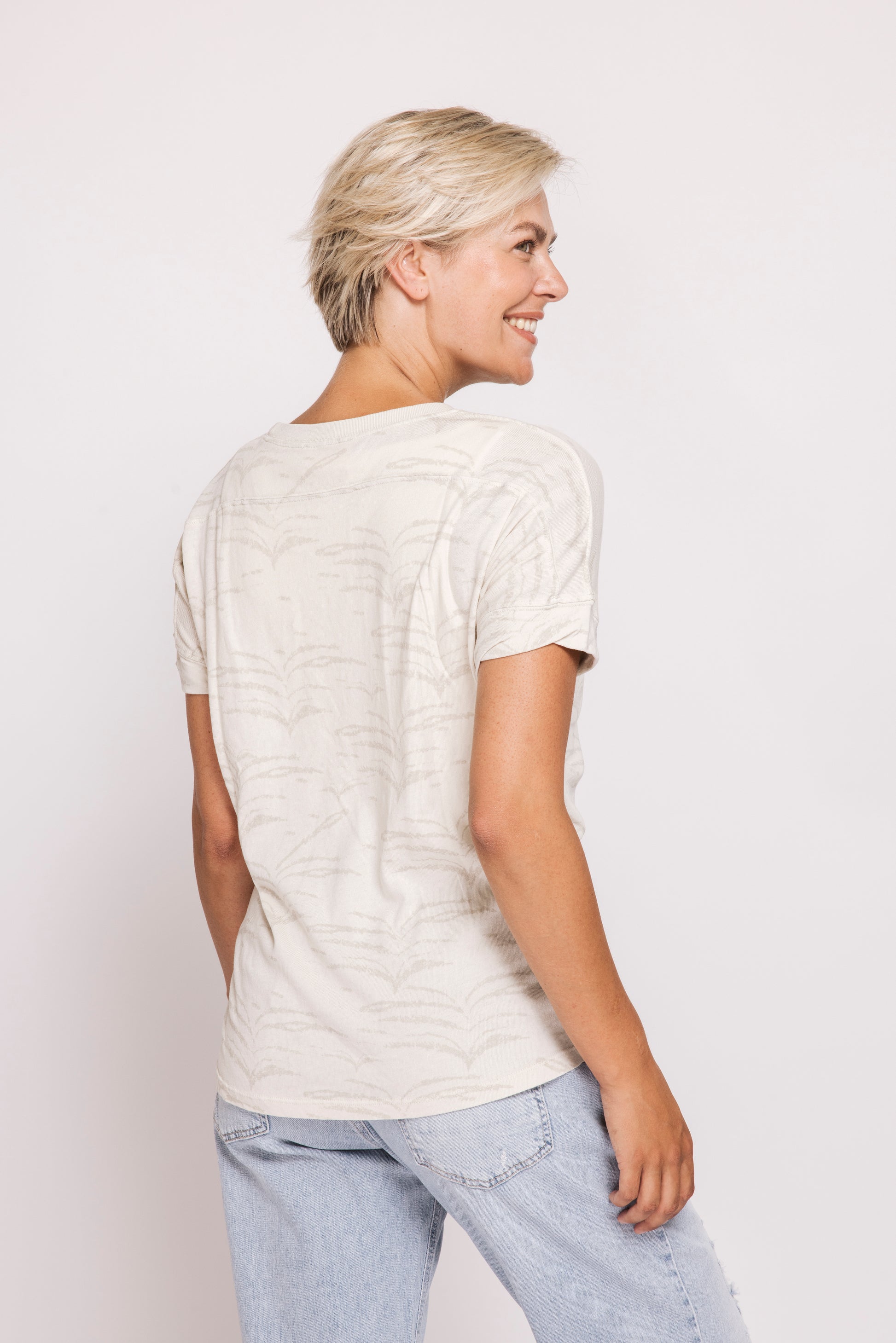 Zhrill Rahel AOP - Sand Damen T-Shirt Rückansicht mit Allover-Muster in sandfarbenem Ton und lockerem Schnitt