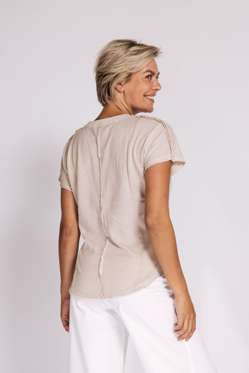 Zhrill Rosay - Sand schlichtes Damen Shirt in Beige mit kurzen Ärmeln und Rückansicht