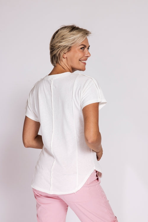 Zhrill Rosay - White weißes Damen Shirt mit kurzen Ärmeln und sichtbarer Rückennaht in Rückansicht