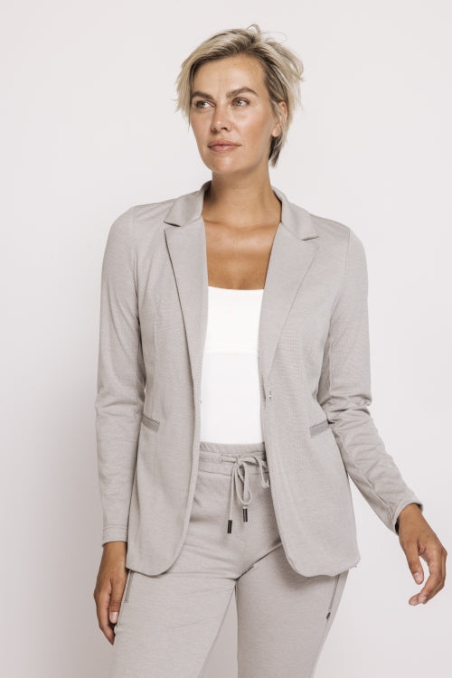 Zhrill Salma Long - Grey in der Frontansicht: eleganter Damenblazer in Grau mit Reverskragen, taillierter Passform und modernem Ein-Knopf-Design.