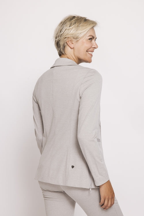 Zhrill Salma Long - Grey in der Rückansicht: moderner Damenblazer mit figurbetonter Linienführung, dezentem Branding-Detail und hochwertiger Verarbeitung in Grau.