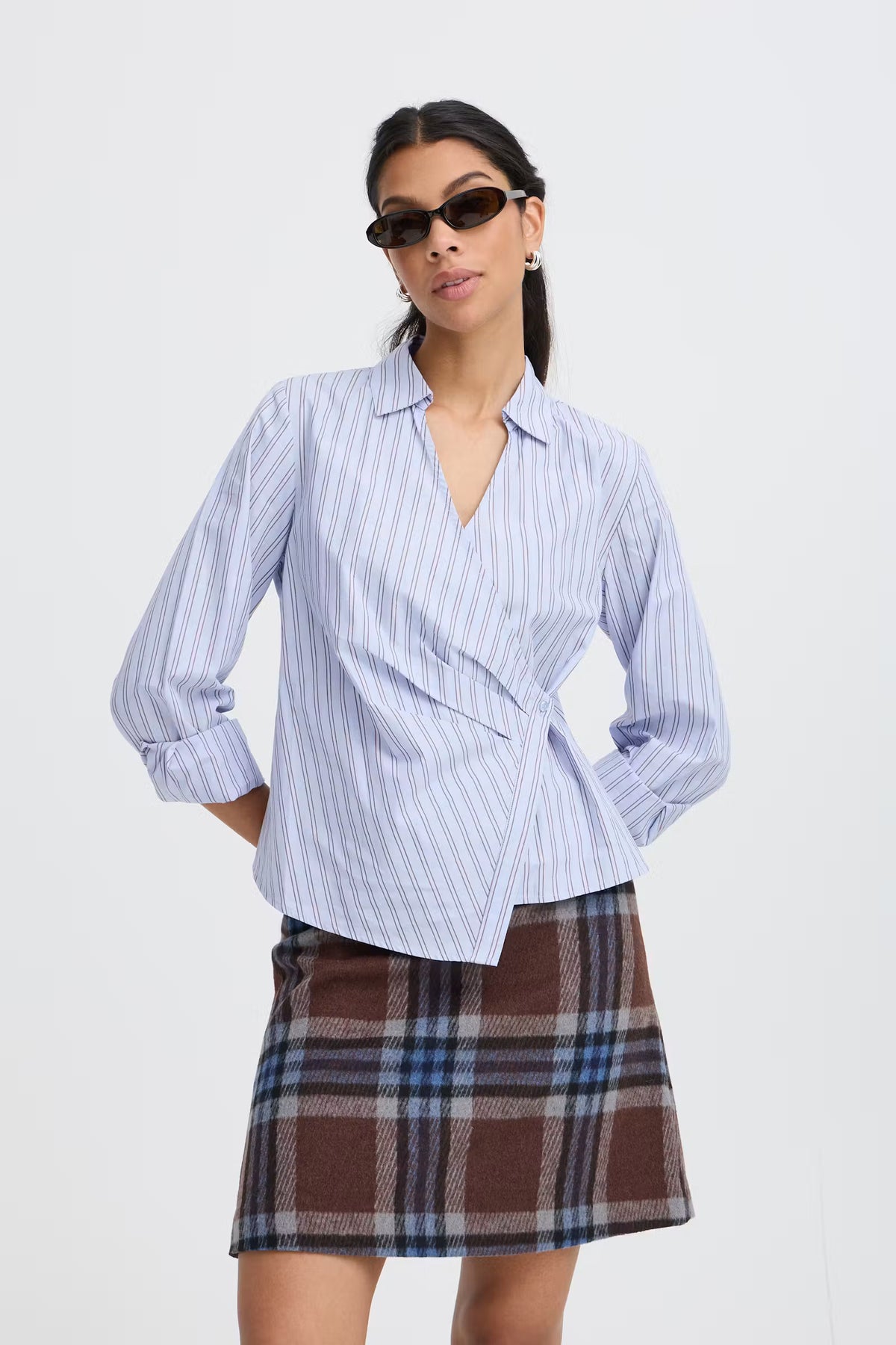 b.young Hene Wrap Shirt Chambray gestreifte Damenbluse mit asymmetrischer Wickeloptik und Hemdkragen