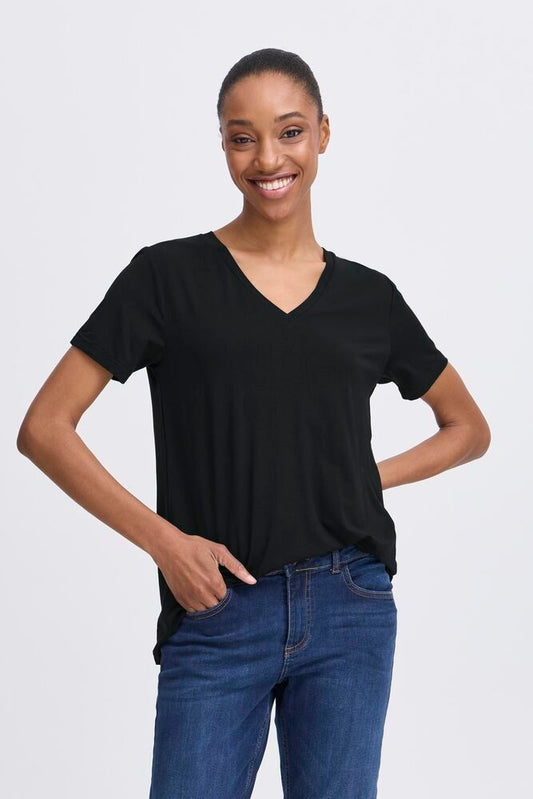 b.young Rexima V-Neck T-Shirt – Damen T-Shirt mit V-Ausschnitt – Farbe Schwarz – Vorderansicht getragen