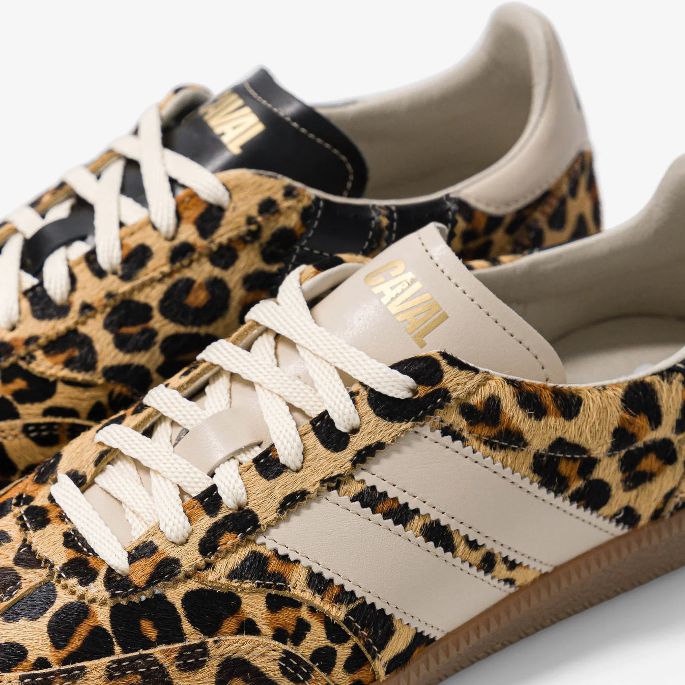 Caval Leo Obsession Sneaker Detailaufnahme mit Leopardenprint und Caval Logo auf der Zunge