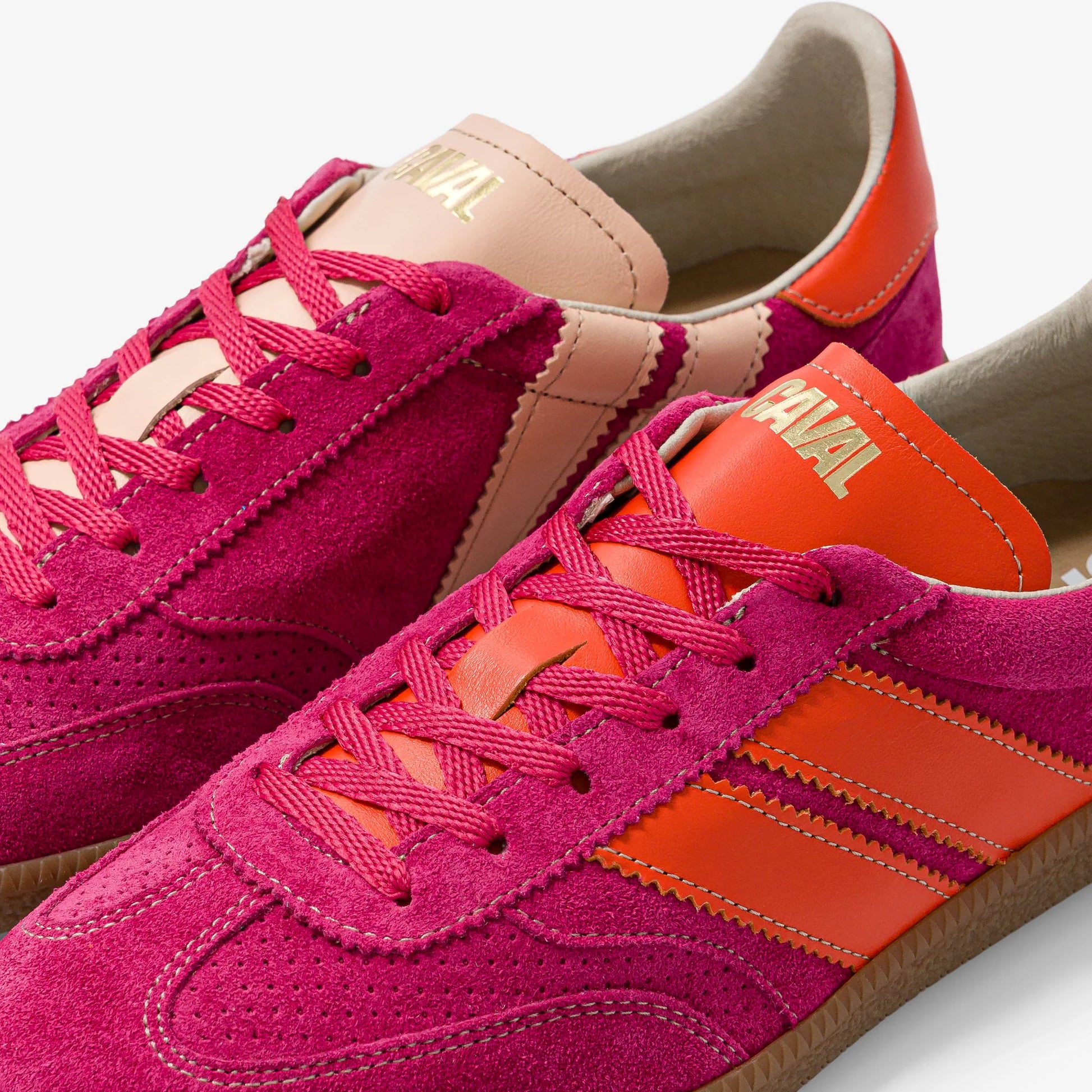 Detailaufnahme der Caval Pop Flamingo Sneaker mit hochwertigem pinkem Veloursleder, Kontraststreifen und feiner Verarbeitung