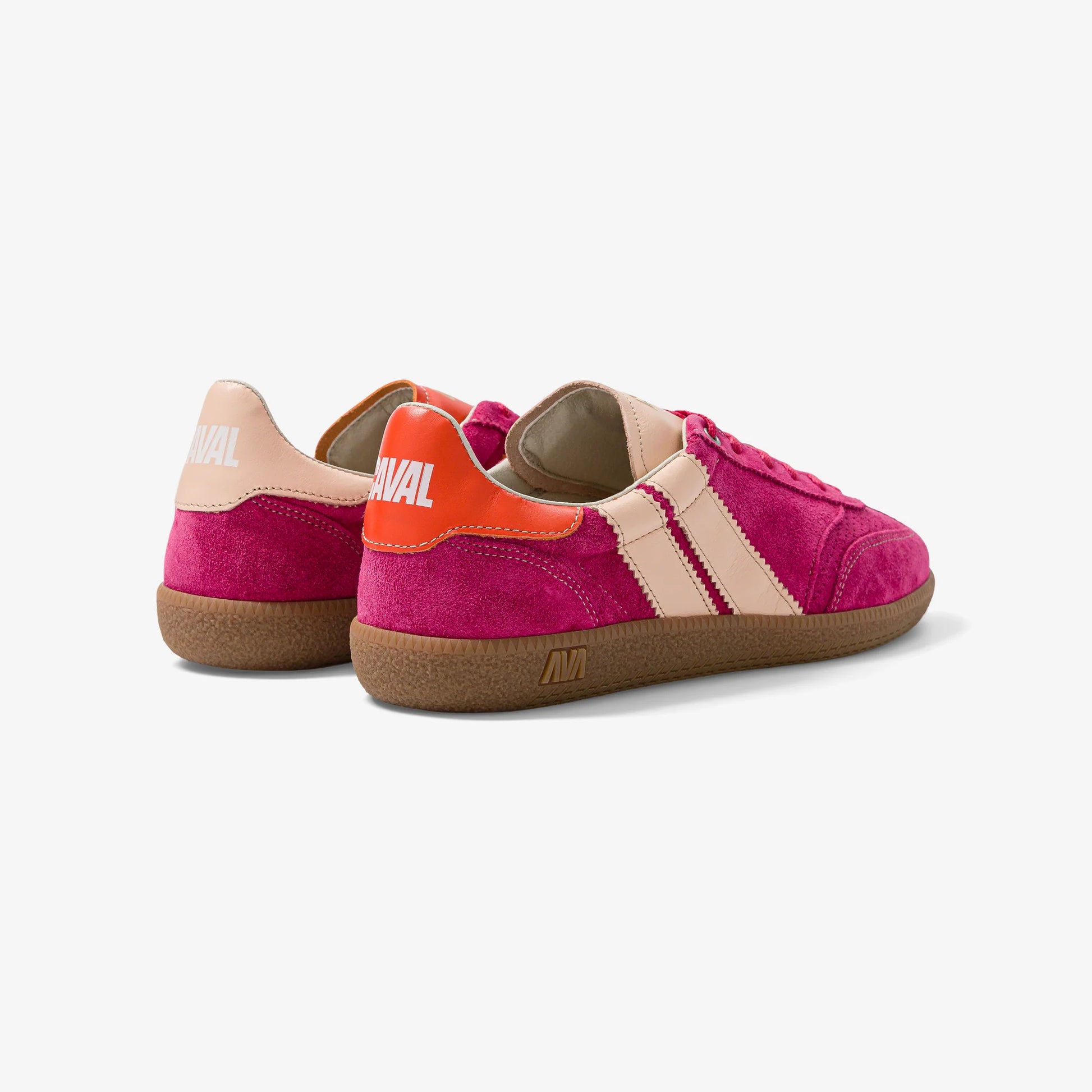 Caval Pop Flamingo Sneaker – Rückansicht mit pinkem Veloursleder, orangenen Fersendetails und brauner Gummisohle