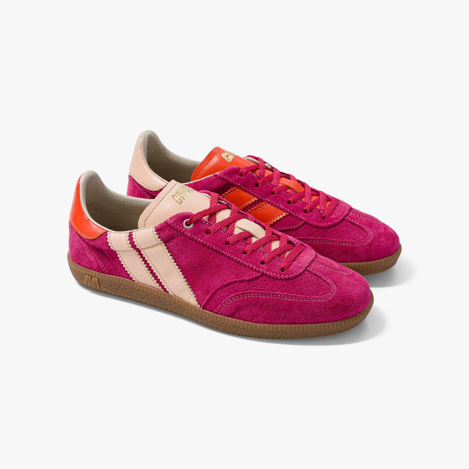 Caval Pop Flamingo Sneaker in Seitenansicht mit cremefarbenen Streifen, orangefarbenen Akzenten und Retro-Gummisohle