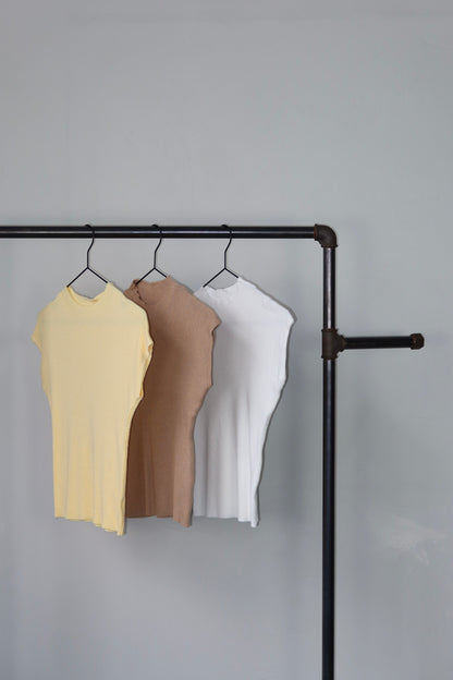 celincarolin Serenity Knit Tee Pure Cloud an der Stange mit zwei weiteren Farben