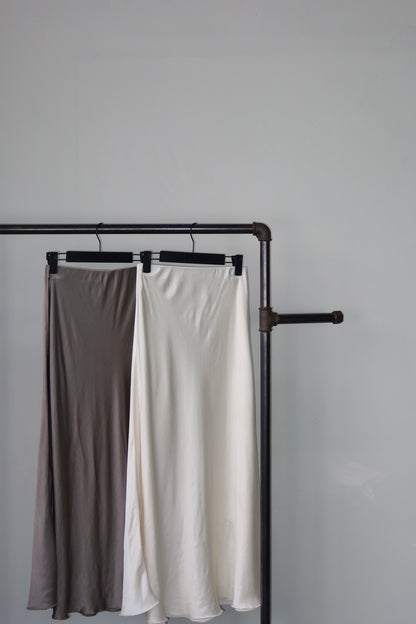 celincarolin Soft Flow Skirt Camilla Pearl an der Stange